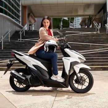 Tips Membawa Barang Bagi Saat Mengendarai Motor Agar Tetep Aman Untuk Perempuan